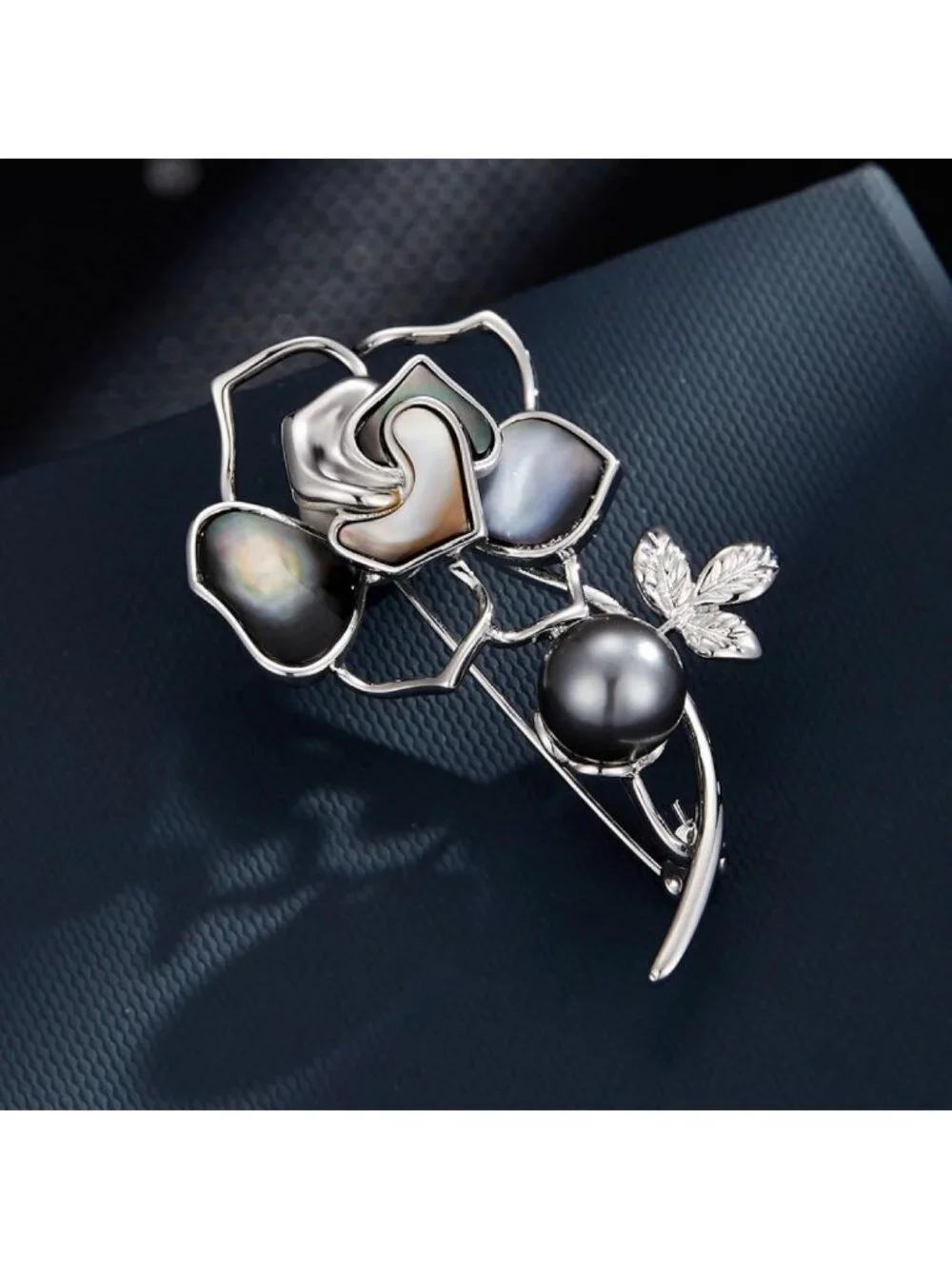 Elegant Women's Brooch - Fashionable Accessory for Parties & Daily Wear